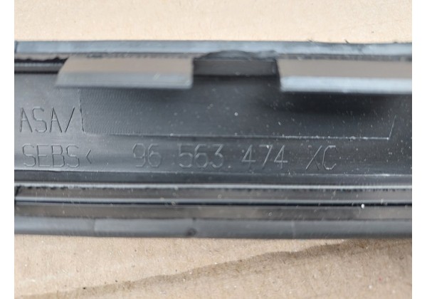 Накладка стійки лобового скла ліва зовнішня Citroen C4, C4 Picasso, 04-12, 96563474XC*