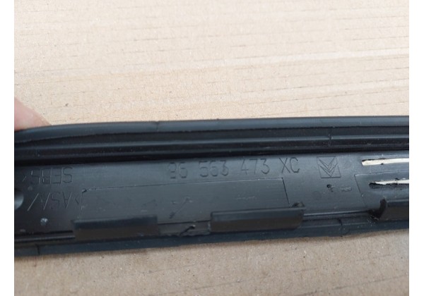 Накладка стійки лобового скла права зовнішня Citroen C4, C4 Picasso, 04-12, 96563473XC*