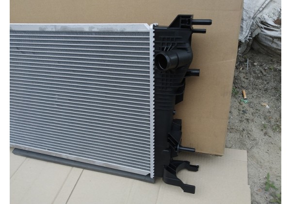 Радіатор охолодження двигуна Renault Megane III, Scenic III, Grand Scenic III, 214105150R, 214100002R, 214106387R *