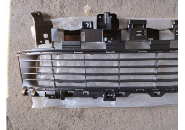 Решітка переднього бампера центральна Renault Logan II, Sandero II, 13-17, 622543229R