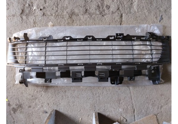Решітка переднього бампера центральна Renault Logan II, Sandero II, 13-17, 622543229R