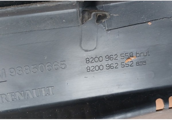 Накладка під лобове скло (жабо) Renault Trafic II, Opel Vivaro, Nissan Primastar, 8200962558, 8200962552