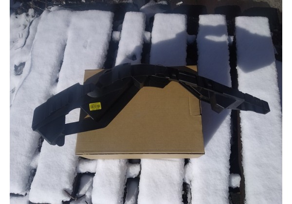 Кронштейн кріплення бампера переднього правий Renault Megane II, 8200412349, 06-08*