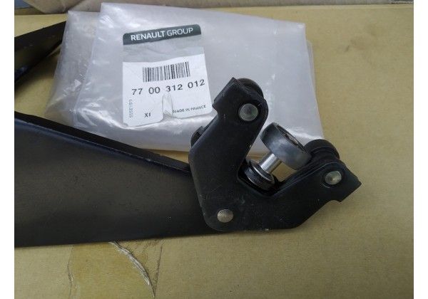 Ролік бокової правої здвижної двері нижній з ричагом Renault Trafic II, 7700312012
