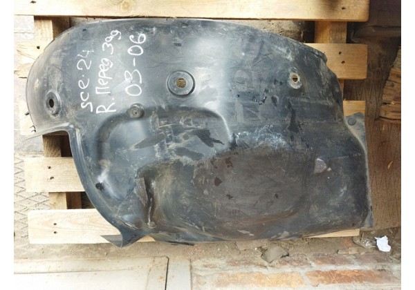 Підкрилок передній правий, задня частина Renault Scenic II, 8200136726
