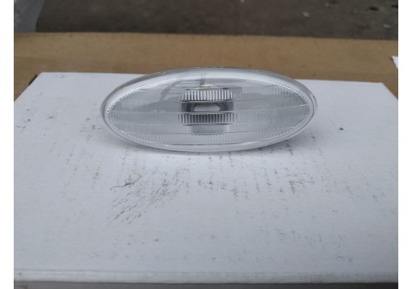 Повторювач поворотів в крилі Renault Koleos, Nissan Juke, Micra, 261608990A *
