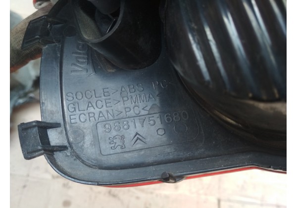 Ліхтар задній правий в бампері Citroen С3 Picasso, 9681751680