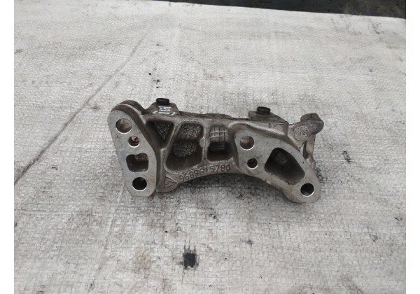 Кронштейн кріплення двигуна правий Peugeot, Citroen 1.4, 1.6 hdi, 9688615780