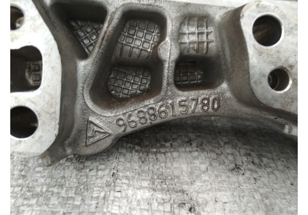 Кронштейн кріплення двигуна правий Peugeot, Citroen 1.4, 1.6 hdi, 9688615780