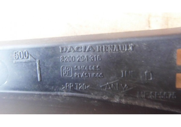 решітка повітрязаборника права Renault Logan, Sandero, Duster, 8200294316