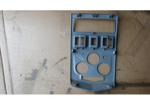 Накладка торпедо центр Renault Logan MCV, 8200453196, 8200739009