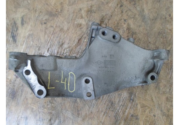 Кронштейн подушки двигуна правий Renault 2.0 dci, M9R, 8201011432, 8200399938, 8200741758