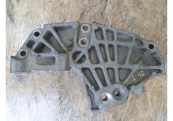 Кронштейн подушки двигуна правий Renault 2.0 dci, M9R, 8201011432, 8200399938, 8200741758