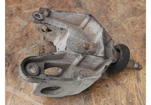 Кронштейн кріплення КПП Renault Master II 2.2, 2.5 dci, 8200027178