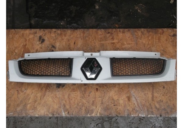 Решітка радіатора до 2006 р Renault Trafic II, 7700313438