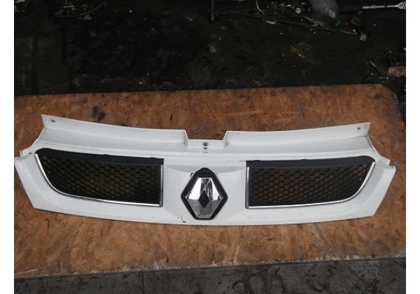 Решітка радіатора до 2006 р Renault Trafic II, 7700313438
