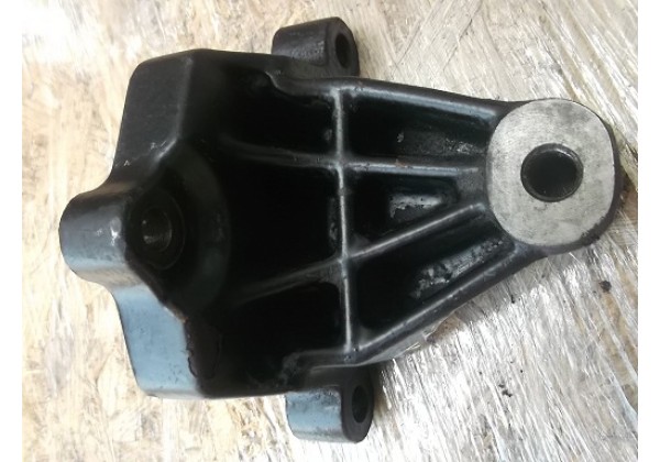 кронштейн двигуна, нижній задній Renault Trafic II 1.9 dci, 8200003829