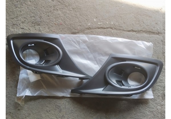 Решітка в бампері, накладки протітуманок, комплект Renault Megane III, 620727820R