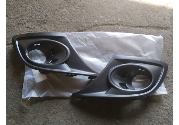 Решітка в бампері, накладки протітуманок, комплект Renault Megane III, 620727820R