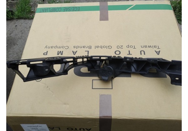 Кронштейн кріплення бампера переднього лівий Renault Megane II, 8200114673