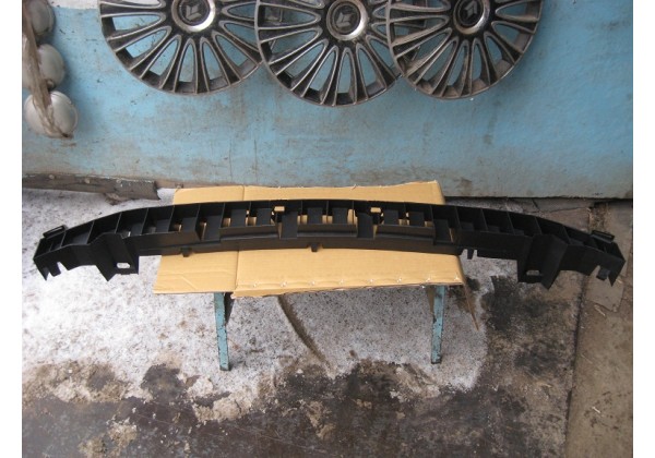 Підсилювач переднього бампера, (пластик) Renault Duster, 620905715R
