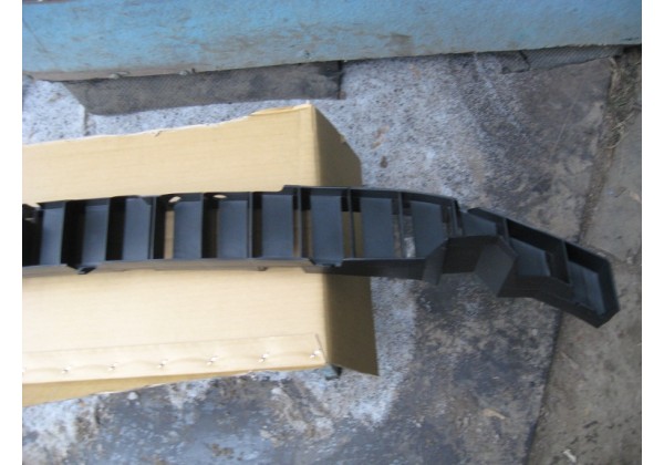 Підсилювач переднього бампера, (пластик) Renault Duster, 620905715R