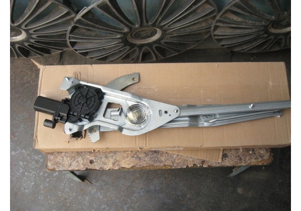 Склопідйомник електричний передній правий з моторчиком Renault Kangoo, 8200188551*