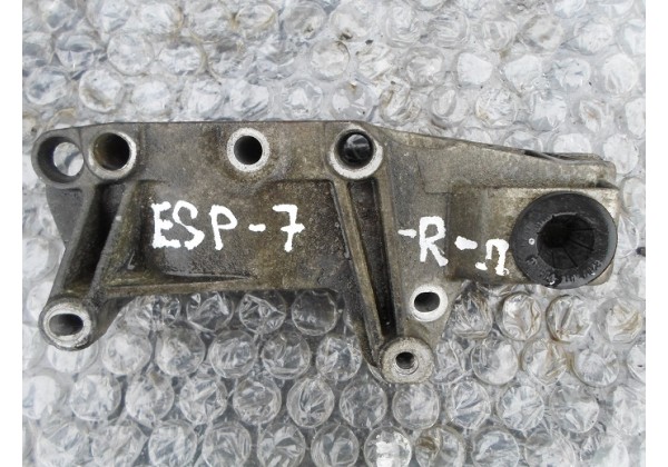 кронштейн двигуна, правий Renault Espace III, IV, Laguna II, Trafic II 2.2,2.5 dci, 8200140436