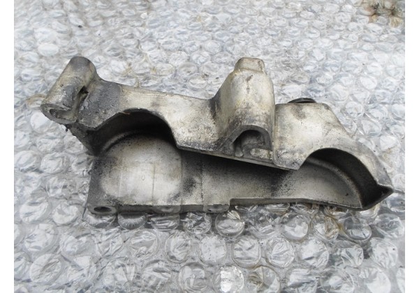 кронштейн двигуна, правий Renault Espace III, IV, Laguna II, Trafic II 2.2,2.5 dci, 8200140436