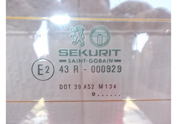 заднє скло Пежо 605