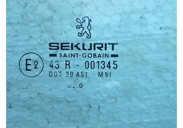 скло Пежо 607,праве переднє