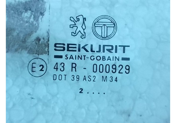 скло Пежо 605,ліве переднє