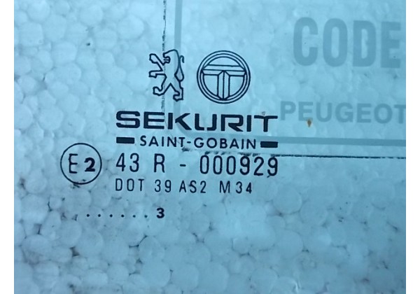 скло Пежо 605,праве переднє