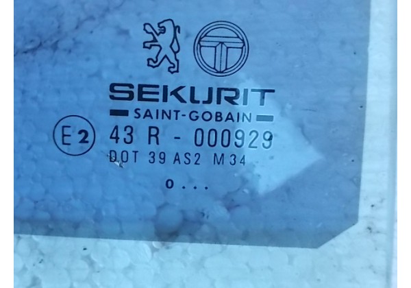 скло Пежо 605,праве заднє