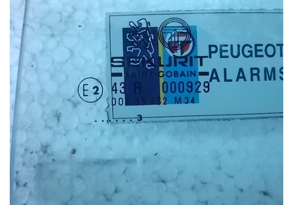 скло Пежо 605,ліве заднє