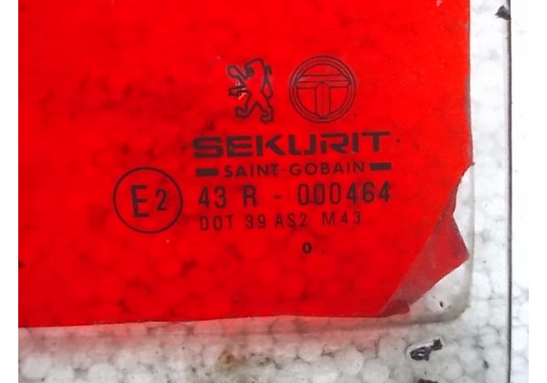 скло Пежо 405,кутник правої задньої дверки