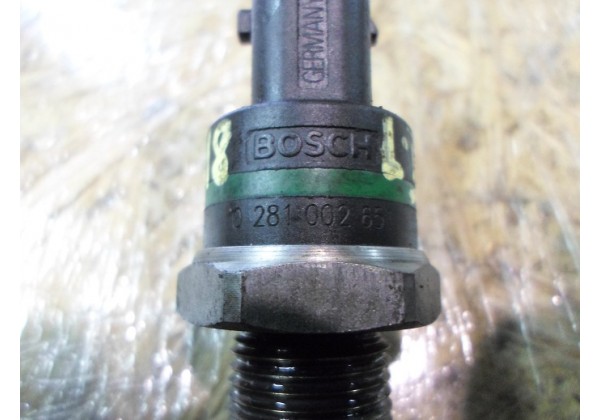 Датчик тиску подачі палива Renault Laguna II, Espace IV, Master II, Trafic II 2.0, 2.2 dci,  Bosch, 0281002651