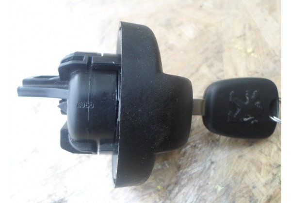 Кришка паливного бака Citroen C4, Peugeot 307 , Peugeot Partner 2, Citroen Berlingo 2