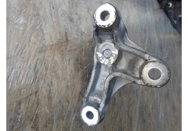 Кронштейн опори двигуна лівий Peugeot 307, Citroen C4 2.0 hdi, 1807V5, 9644531580