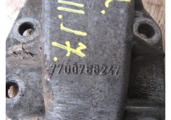 Кронштейн двигуна Renault 21 2.0, 2.2 b, 7700766247