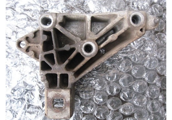 Кронштейн двигуна правий Renault Kangoo,Clio II,Megane,Symbol II,7700419411,7700432410