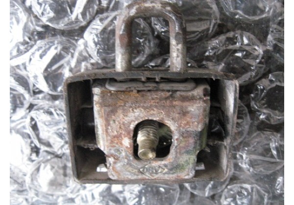петля замка багажника нижня Renault, 7700817724