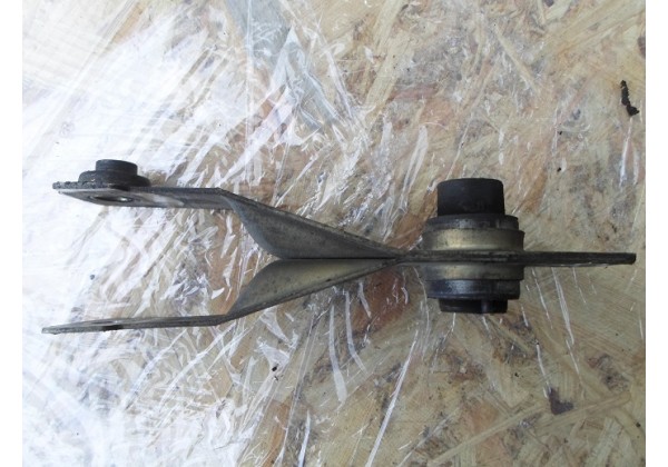 кронштейн, опора двигуна права Renault Laguna II, Espase IV, VelSatis 1.9, 2.0, 2.2 dci, 1.6, 1.8 ,2.0 16V, 8200400177, 8200250743