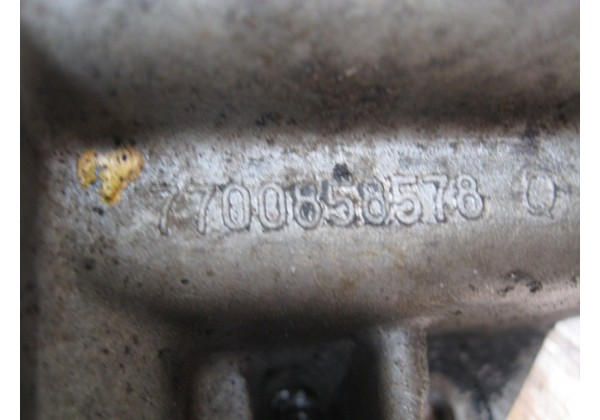 Корпус масляного фільтра Renault Laguna 2.2 d, 7700858578