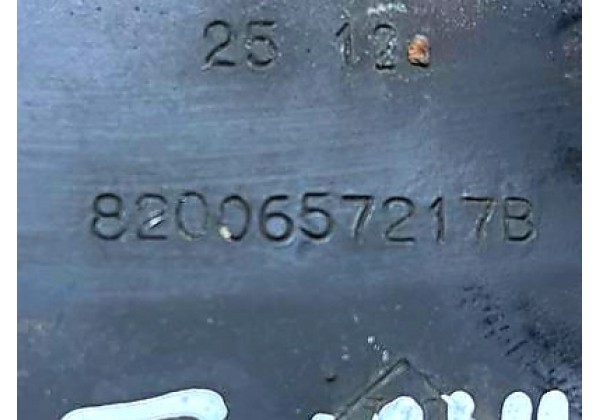 Кронштейн кріплення передньої установочної панелі Renault Master 3, 8200657217