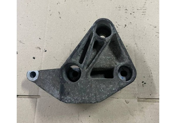 Кронштейн двигуна правий Renault, 1.5 DCi, 8200437464