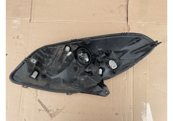 Фара передня права Dacia Sandero I, 8200733877, Дефект