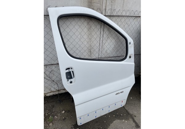 Дверка передня права гола Renault Trafic II