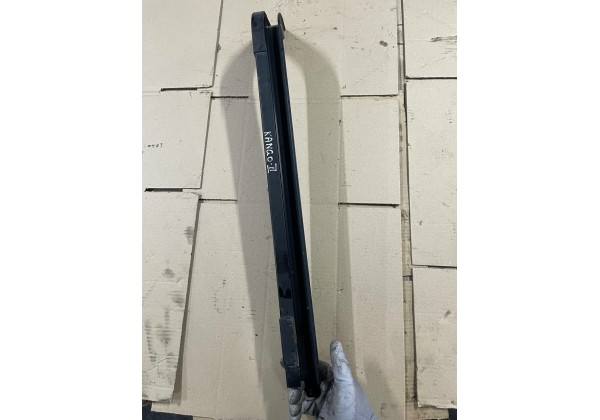 Направляюча правої зсувної дверки середня Renault Kangoo 2, 777608608R, 8200577782