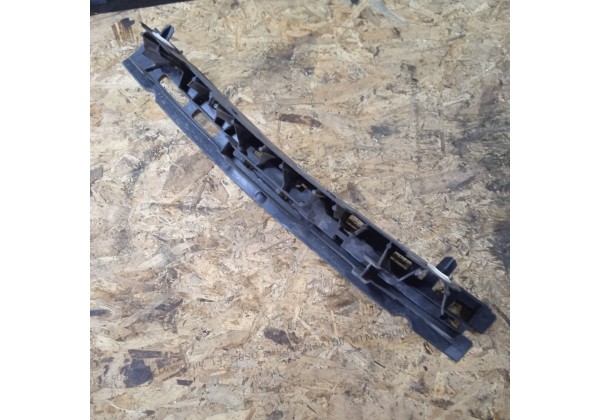 Кронштейн заднього бампера центральний Renault Clio 3, хетчбек, 8200290035